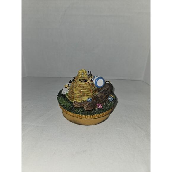 Our America Candle Topper With Honey Bees, Bee Hive And Squirrel New - Picture 3 of 4